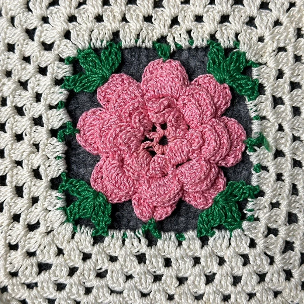 Vintage Floral Dollies Set of 4 Cream Pink Crochet 3D Rose Handmade - Picture 3 of 6